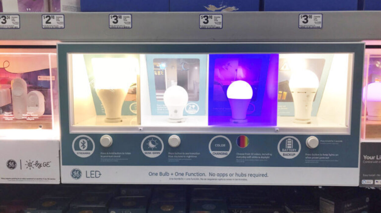 LED in-store lightbulb display for GE